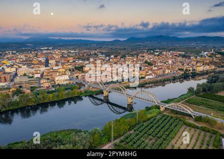 Luftaufnahme der Stadt Móra d'Ebre und des Flusses Ebro bei Sonnenaufgang im Sommer (Ribera d'Ebre, Tarragona, Katalonien, Spanien) Stockfoto