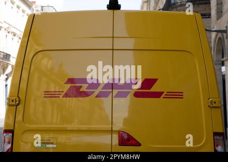 Bordeaux , Aquitaine France - 05 02 2023 : DHL deutsche Post Group Textlogo und Markenzeichen auf der Rückseite Liefertafel van Car Courier Closeup yello Stockfoto