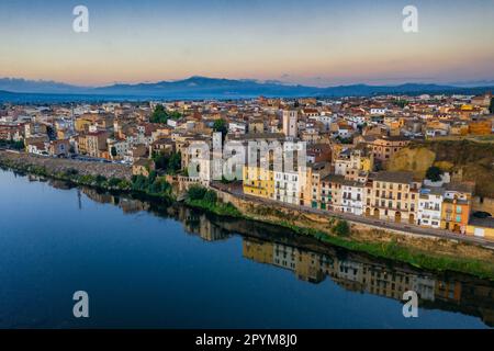 Luftaufnahme der Stadt Móra d'Ebre und des Flusses Ebro bei Sonnenaufgang im Sommer (Ribera d'Ebre, Tarragona, Katalonien, Spanien) Stockfoto