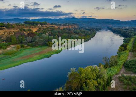 Luftaufnahme der Stadt Móra d'Ebre und des Flusses Ebro bei Sonnenaufgang im Sommer (Ribera d'Ebre, Tarragona, Katalonien, Spanien) Stockfoto