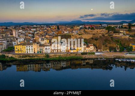 Luftaufnahme der Stadt Móra d'Ebre und des Flusses Ebro bei Sonnenaufgang im Sommer (Ribera d'Ebre, Tarragona, Katalonien, Spanien) Stockfoto