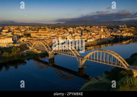 Luftaufnahme der Stadt Móra d'Ebre und des Flusses Ebro bei Sonnenaufgang im Sommer (Ribera d'Ebre, Tarragona, Katalonien, Spanien) Stockfoto