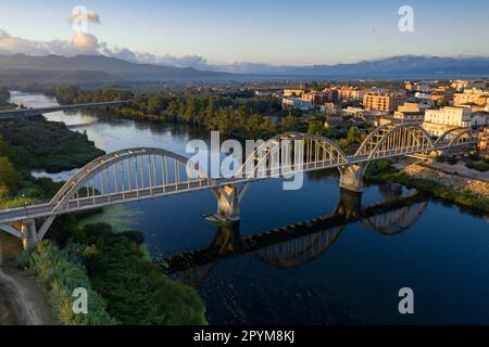 Luftaufnahme der Stadt Móra d'Ebre und des Flusses Ebro bei Sonnenaufgang im Sommer (Ribera d'Ebre, Tarragona, Katalonien, Spanien) Stockfoto