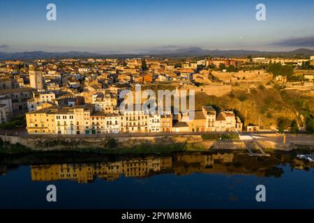 Luftaufnahme der Stadt Móra d'Ebre und des Flusses Ebro bei Sonnenaufgang im Sommer (Ribera d'Ebre, Tarragona, Katalonien, Spanien) Stockfoto