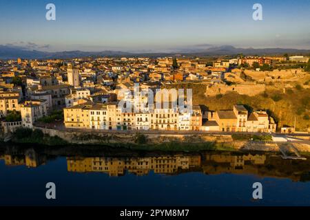 Luftaufnahme der Stadt Móra d'Ebre und des Flusses Ebro bei Sonnenaufgang im Sommer (Ribera d'Ebre, Tarragona, Katalonien, Spanien) Stockfoto