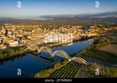 Luftaufnahme der Stadt Móra d'Ebre und des Flusses Ebro bei Sonnenaufgang im Sommer (Ribera d'Ebre, Tarragona, Katalonien, Spanien) Stockfoto