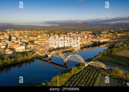 Luftaufnahme der Stadt Móra d'Ebre und des Flusses Ebro bei Sonnenaufgang im Sommer (Ribera d'Ebre, Tarragona, Katalonien, Spanien) Stockfoto