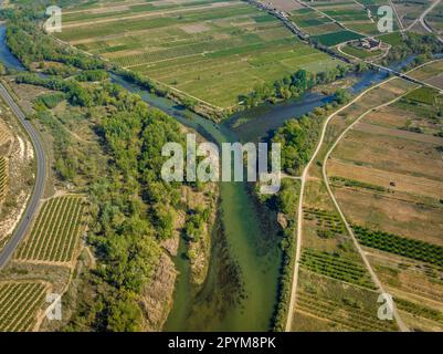 Luftaufnahme des Zusammenflusses zwischen den Flüssen Segre, Cinca und Ebro im Frühjahr (Segrià, Lleida, Katalonien, Spanien) Stockfoto