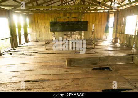 Ondo State, Nigeria - 2. Mai 2023 - Ein heruntergekommenes Klassenzimmer in Abereke in der Ilaje-Gemeinde von Ondo State. Stockfoto