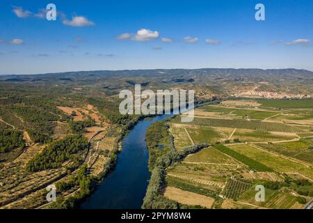 Luftaufnahme des Ebro-Tals von der Straße von Pas de l'ASE (Ribera d'Ebre, Tarragona, Katalonien, Spanien) Stockfoto