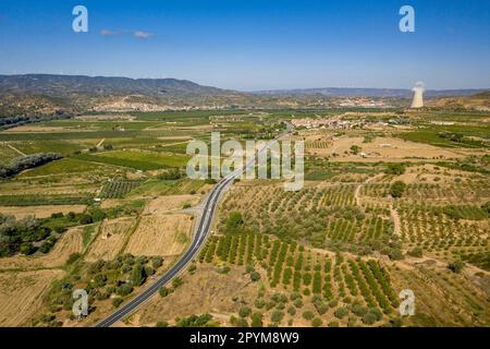 Luftaufnahme des Ebro-Tals von der Straße von Pas de l'ASE. Im Hintergrund das Kernkraftwerk Ascó. Tarragona Catalonia Spanien Stockfoto