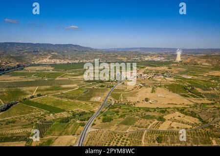 Luftaufnahme des Ebro-Tals von der Straße von Pas de l'ASE. Im Hintergrund das Kernkraftwerk Ascó. Tarragona Catalonia Spanien Stockfoto