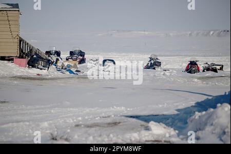 Tuktoyaktuk, Kanada. 27. April 2023. Schneemobil vor einem Wohnhaus in Tuktoyaktuk in der Arktis. Kredit: Britta Pedersen/dpa/Alamy Live News Stockfoto