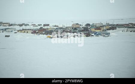 Tuktoyaktuk, Kanada. 27. April 2023. Wohnungen in Tuktoyaktuk in der Arktis. Kredit: Britta Pedersen/dpa/Alamy Live News Stockfoto