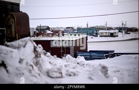 Tuktoyaktuk, Kanada. 27. April 2023. Wohnungen in Tuktoyaktuk in der Arktis. Kredit: Britta Pedersen/dpa/Alamy Live News Stockfoto