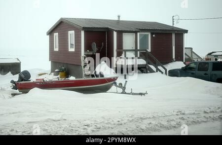 Tuktoyaktuk, Kanada. 27. April 2023. Wohnungen in Tuktoyaktuk in der Arktis. Kredit: Britta Pedersen/dpa/Alamy Live News Stockfoto