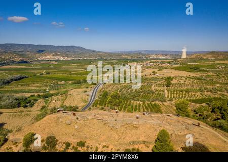 Luftaufnahme des Ebro-Tals von der Straße von Pas de l'ASE. Im Hintergrund das Kernkraftwerk Ascó. Tarragona Catalonia Spanien Stockfoto