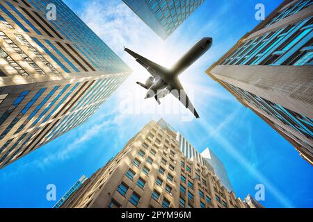 Bild eines Flugzeugs über Bürogebäuden von New york Stockfoto