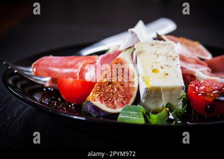 Antipasti-Platte mit frischen Feigen, Käse und Prosciutto Stockfoto