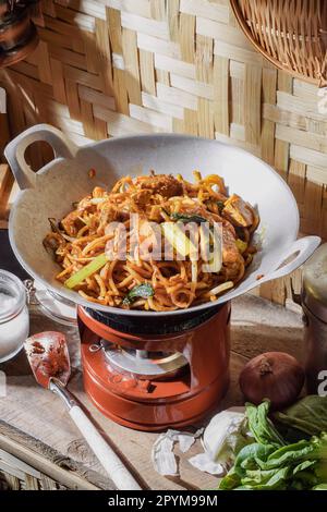 Südostasiatische Küche, gebratene Nudeln oder malaiisch namens Mee Goreng auf einer Pfanne. Stockfoto