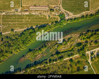 Luftaufnahme des Zusammenflusses zwischen den Flüssen Segre, Cinca und Ebro im Frühjahr (Segrià, Lleida, Katalonien, Spanien) Stockfoto