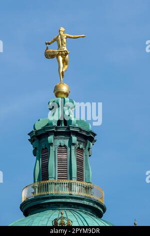 Statue von Fotuna auf der Oberseite des Schloss Charlottenburg in Berlin. Stockfoto