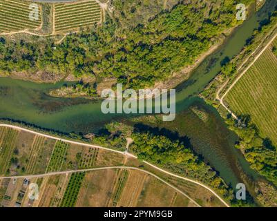 Luftaufnahme des Zusammenflusses zwischen den Flüssen Segre, Cinca und Ebro im Frühjahr (Segrià, Lleida, Katalonien, Spanien) Stockfoto