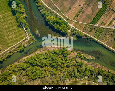 Luftaufnahme des Zusammenflusses zwischen den Flüssen Segre, Cinca und Ebro im Frühjahr (Segrià, Lleida, Katalonien, Spanien) Stockfoto