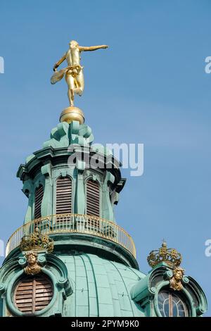 Statue von Fotuna oben auf das Schloss Charlottenburg in Berlin Stockfoto