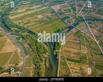 Luftaufnahme des Zusammenflusses zwischen den Flüssen Segre, Cinca und Ebro im Frühjahr (Segrià, Lleida, Katalonien, Spanien) Stockfoto