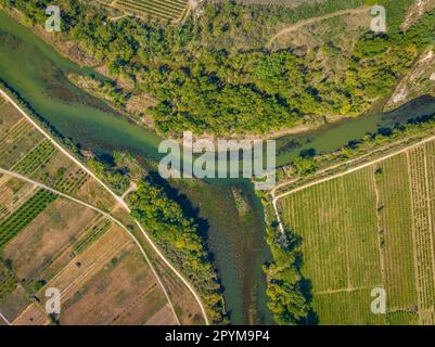 Luftaufnahme des Zusammenflusses zwischen den Flüssen Segre, Cinca und Ebro im Frühjahr (Segrià, Lleida, Katalonien, Spanien) Stockfoto