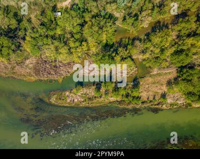 Luftaufnahme des Zusammenflusses zwischen den Flüssen Segre, Cinca und Ebro im Frühjahr (Segrià, Lleida, Katalonien, Spanien) Stockfoto