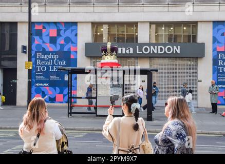 London, England, Großbritannien. 4. Mai 2023. Eine große Krone schmückt eine Bushaltestelle in der Oxford Street vor der Krönung von König Karl III (Kreditbild: © Vuk Valcic/ZUMA Press Wire) NUR REDAKTIONELLE VERWENDUNG! Nicht für den kommerziellen GEBRAUCH! Kredit: ZUMA Press, Inc./Alamy Live News Stockfoto