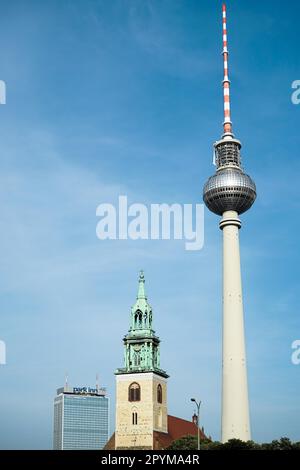 Blick auf den Berliner Fernsehturm in Berlin Stockfoto