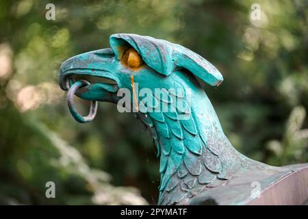 Adler-Schmuck zu einer Brücke im Tiergarten in Berlin Stockfoto