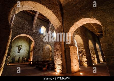 Seitliches Schiff, Kirche San Miguel Erzengel, Benediktinerkloster Sant Miquel de Cuixa, Jahr 879, östliche pyrenäen, Frankreich, europa Stockfoto