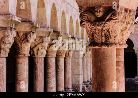 columnas y capiteles,claustro del siglo XII, monasterio benedictino de Sant Miquel de Cuixa , año 879, pirineos orientales,Francia, europa Stockfoto