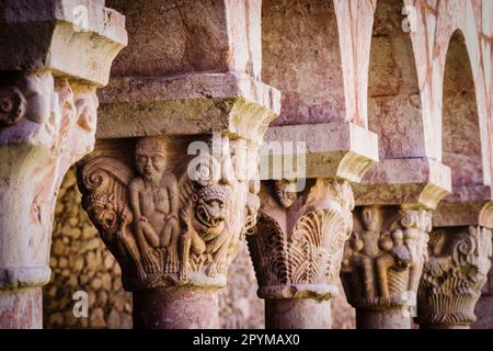 columnas y capiteles,claustro del siglo XII, monasterio benedictino de Sant Miquel de Cuixa , año 879, pirineos orientales,Francia, europa Stockfoto