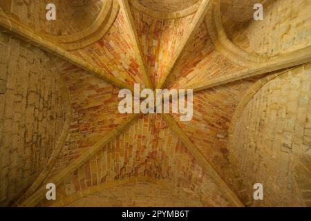 Clave de vuelta Representando la Coronacion de la virgen,sala de los musicos- capilla, castillo de Puivert, siglo XIV, castillo cátaro ubicado en el Stockfoto