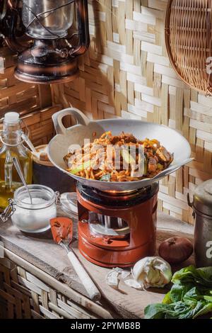 Südostasiatische Küche, gebratene Nudeln oder malaiisch namens Mee Goreng auf einer Pfanne. Stockfoto