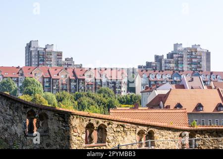 Ansicht von Görlitz in Sachsen, eines Wohnblocks in der Stadt Zgorzelek in Polen Stockfoto