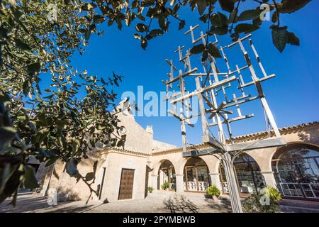 Creu de les Creus, Una escultura realizada por el artista Jaume Falconer y el herrero Toni Sastre, jugando con la Idee del árbol de la Ciencia de Ramo Stockfoto