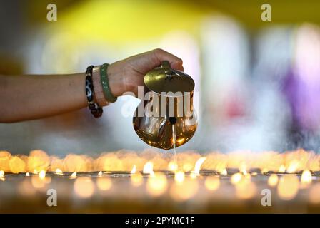 Kuala Lumpur, Malaysia. 04. Mai 2023. Ein Anhänger beleuchtet die Öllampen während der Wesak Day Feiern im Maha Vihara Tempel in Kuala Lumpur. Wesak, auch Vesak genannt, auch bekannt als Buddha Purnima oder Buddha Day, ist ein Tag, der von Buddhisten auf der ganzen Welt gefeiert wird, um den heiligen Vesak zu feiern, um die Geburt, Erleuchtung und das Ableben des Herrn Buddha vor 2.550 Jahren zu ehren. Kredit: SOPA Images Limited/Alamy Live News Stockfoto