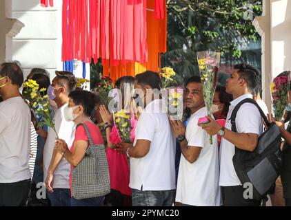 Kuala Lumpur, Malaysia. 04. Mai 2023. Anhänger nehmen an den Wesak Day Feierlichkeiten im Maha Vihara Tempel in Kuala Lumpur Teil. Wesak, auch Vesak genannt, auch bekannt als Buddha Purnima oder Buddha Day, ist ein Tag, der von Buddhisten auf der ganzen Welt gefeiert wird, um den heiligen Vesak zu feiern, um die Geburt, Erleuchtung und das Ableben des Herrn Buddha vor 2.550 Jahren zu ehren. Kredit: SOPA Images Limited/Alamy Live News Stockfoto