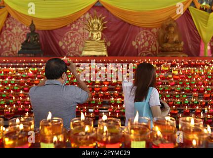 Kuala Lumpur, Malaysia. 04. Mai 2023. Anhänger beten während der Wesak Day-Feiern im buddhistischen Chetawan-Tempel in Petaling Jaya. Wesak, auch Vesak genannt, auch bekannt als Buddha Purnima oder Buddha Day, ist ein Tag, der von Buddhisten auf der ganzen Welt gefeiert wird, um den heiligen Vesak zu feiern, um die Geburt, Erleuchtung und das Ableben des Herrn Buddha vor 2.550 Jahren zu ehren. Kredit: SOPA Images Limited/Alamy Live News Stockfoto