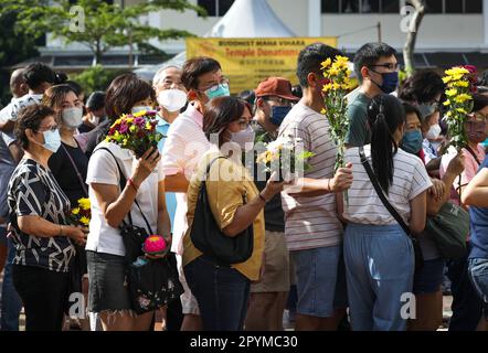 Kuala Lumpur, Malaysia. 04. Mai 2023. Anhänger nehmen an den Wesak Day Feierlichkeiten im Maha Vihara Tempel in Kuala Lumpur Teil. Wesak, auch Vesak genannt, auch bekannt als Buddha Purnima oder Buddha Day, ist ein Tag, der von Buddhisten auf der ganzen Welt gefeiert wird, um den heiligen Vesak zu feiern, um die Geburt, Erleuchtung und das Ableben des Herrn Buddha vor 2.550 Jahren zu ehren. Kredit: SOPA Images Limited/Alamy Live News Stockfoto