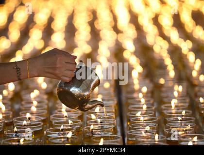 Kuala Lumpur, Malaysia. 04. Mai 2023. Ein Anhänger beleuchtet die Öllampen während der Wesak Day Feiern im Maha Vihara Tempel in Kuala Lumpur. Wesak, auch Vesak genannt, auch bekannt als Buddha Purnima oder Buddha Day, ist ein Tag, der von Buddhisten auf der ganzen Welt gefeiert wird, um den heiligen Vesak zu feiern, um die Geburt, Erleuchtung und das Ableben des Herrn Buddha vor 2.550 Jahren zu ehren. Kredit: SOPA Images Limited/Alamy Live News Stockfoto