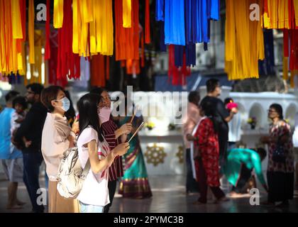 Kuala Lumpur, Malaysia. 04. Mai 2023. Anhänger beten während der Wesak Day Feiern im Maha Vihara Tempel in Kuala Lumpur. Wesak, auch Vesak genannt, auch bekannt als Buddha Purnima oder Buddha Day, ist ein Tag, der von Buddhisten auf der ganzen Welt gefeiert wird, um den heiligen Vesak zu feiern, um die Geburt, Erleuchtung und das Ableben des Herrn Buddha vor 2.550 Jahren zu ehren. Kredit: SOPA Images Limited/Alamy Live News Stockfoto