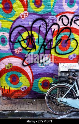 Straßenkunst oder Graffiti mit dem Fahrrad - das trennt die Aussicht. Stockfoto