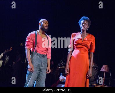 Arinze Kene (Joe Scott), Sheila Atim (Marianne Laine) in GIRL FROM THE NORTH COUNTRY von Conor McPherson im Old Vic Theatre, London SE1 26/07/2017 Musik und Texte: Bob Dylan Design: Rae Smith Beleuchtung: Mark Henderson Bewegung: Lucy Hind Regisseur: Conor McPherson Stockfoto